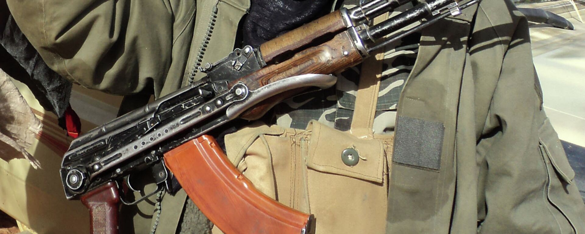 Автомат Калашникова. Архивное фото - Sputnik Таджикистан, 1920, 20.11.2025