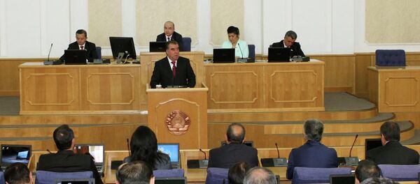 Президент Эмомали Рахмон на первой сессии новоизбранного парламента в 2015 году - Sputnik Тоҷикистон