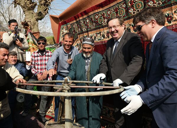 Церемония запуска трубопровода в поселке Сангтуда - Sputnik Таджикистан