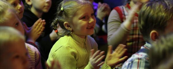 Кӯдакон намоишнома тамошо мекунанд. Акс аз бойгонӣ - Sputnik Тоҷикистон