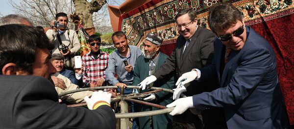 Гузаронидани қубури обгузар ба сокинони Сангтуда Гузаронидани қубури обгузар ба сокинони Сангтуда - Sputnik Тоҷикистон