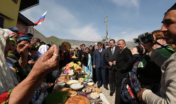 Ба шаҳраки Сангтӯдаи ноҳияи Данғара хатти об кашиданд Ба шаҳраки Сангтӯдаи ноҳияи Данғара хатти об кашиданд - Sputnik Тоҷикистон