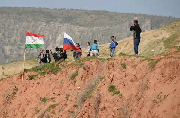 Ба шаҳраки Сангтӯдаи ноҳияи Данғара хатти об кашиданд Ба шаҳраки Сангтӯдаи ноҳияи Данғара хатти об кашиданд - Sputnik Тоҷикистон