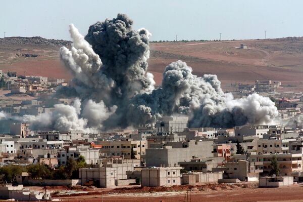 Дым от авианалета в Сирии. Архивное фото. - Sputnik Таджикистан