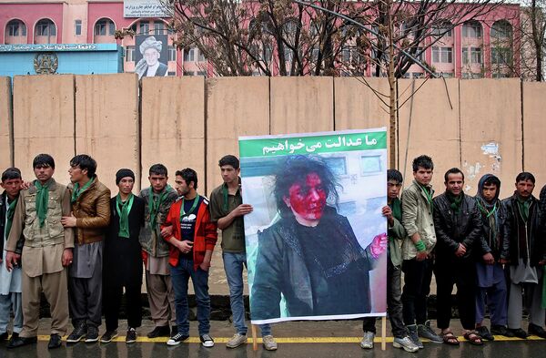 Мужчины держат портрет Фархунды на митинге в Кабуле. 24 марта 2015 года - Sputnik Таджикистан