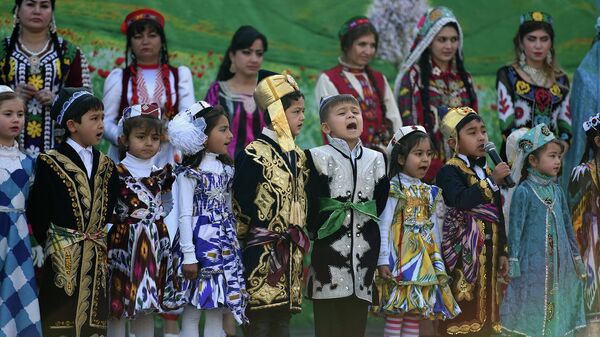 Дети выступают на праздничном концерте. Архивное фото - Sputnik Таджикистан