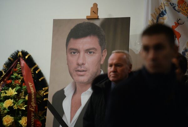 Жители Москвы во время церемонии прощания с политиком Борисом Немцовым в Сахаровском центре. Архивное фото - Sputnik Таджикистан