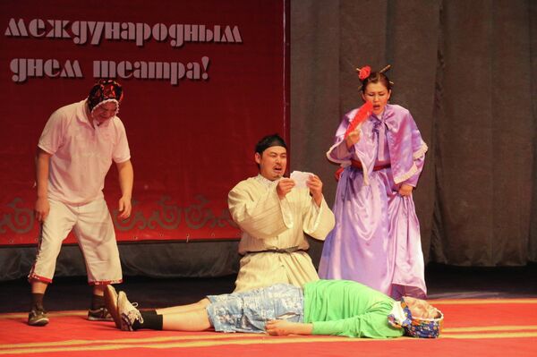 Сцена из спектакля на церемонии вручения премии ЭРГУУ - Sputnik Таджикистан