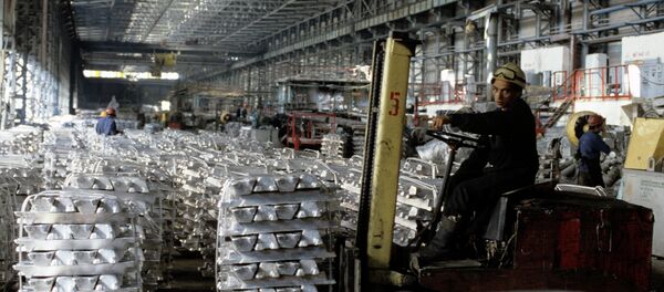 На Таджикском алюминиевом заводе, архивное фото На Таджикском алюминиевом заводе, архивное фото - Sputnik Таджикистан