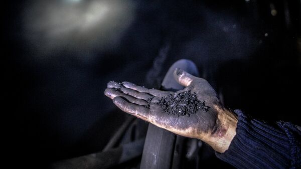 Шахтер показывает уголь. Архивное фото - Sputnik Таджикистан