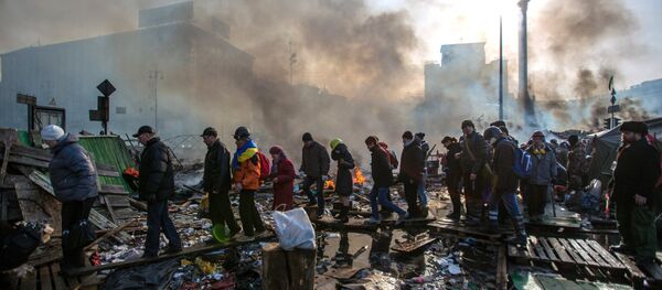 Сторонники оппозиции на площади Независимости в Киеве, где начались столкновения митингующих и сотрудников милиции. Архивное фото Сторонники оппозиции на площади Независимости в Киеве, где начались столкновения митингующих и сотрудников милиции. Архивное фото - Sputnik Таджикистан