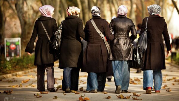 Девушки в хиджабах, архивное фото - Sputnik Тоҷикистон