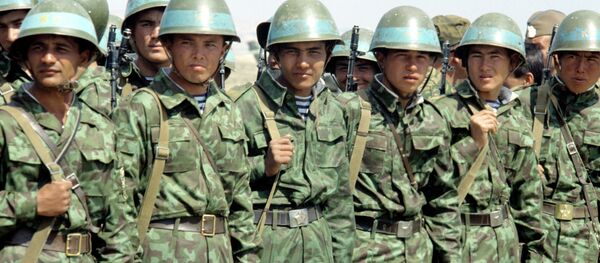 Сарбозони артиши Тоҷикистон аснои тамрини таълимӣ. Акс аз бойгонӣ - Sputnik Тоҷикистон