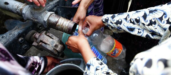 Колонка с водой в лагере узбекских беженцев на границе с Узбекистаном, в селе Балта-казы Сузакского района Джалал-Абадской области. Архивное фото - Sputnik Таджикистан