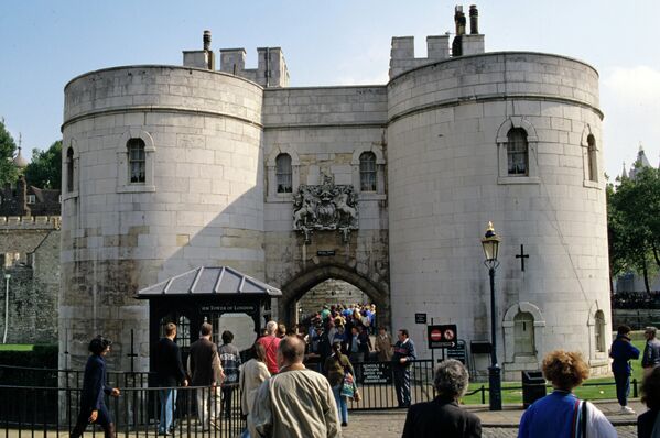 Тауэр - крепость и музей на северном берегу Темзы, в центре Лондона - Sputnik Таджикистан
