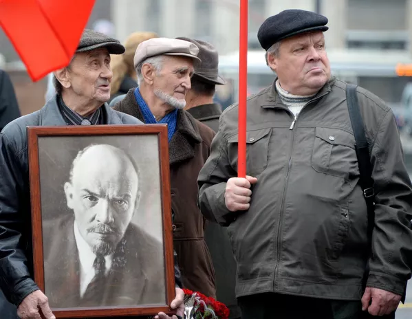 Гулгузорӣ дар Мавзолей дар Майдони Сурх Гулгузорӣ дар Мавзолей дар Майдони Сурх - Sputnik Тоҷикистон