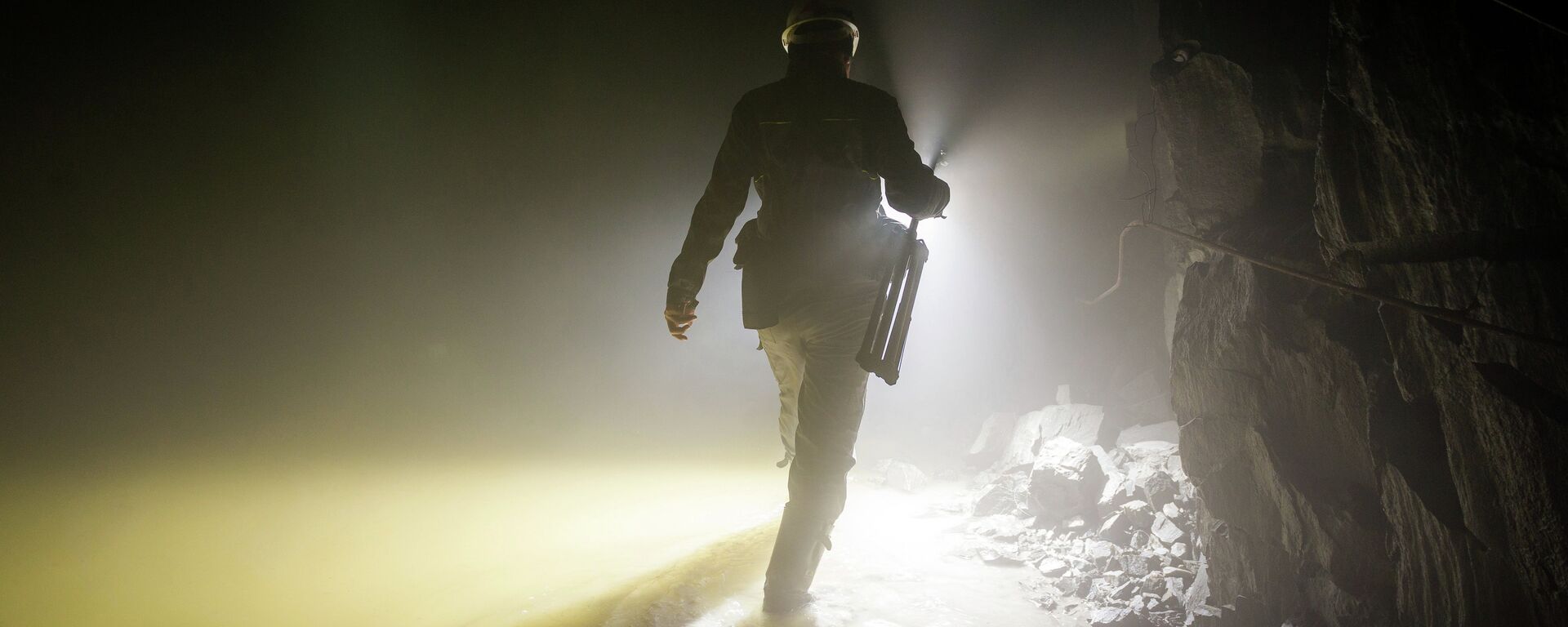 Добыча золота, архивное фото - Sputnik Таджикистан, 1920, 04.08.2020