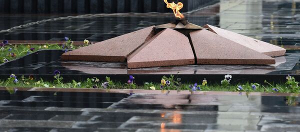 Вечный огонь в Парке Победы в Душанбе - Sputnik Таджикистан