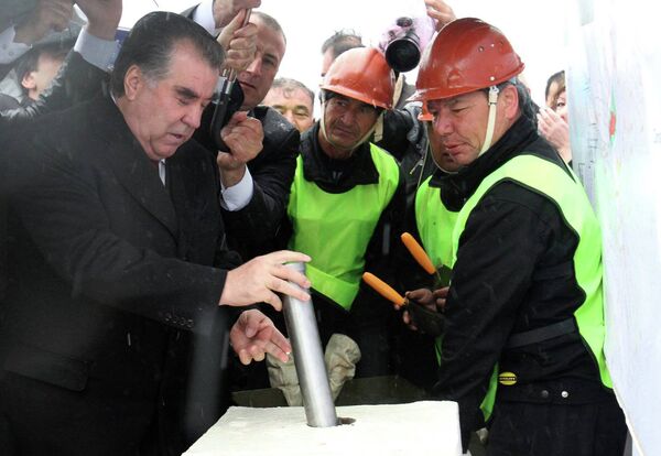 Президент Таджикистана Эмомали Рахмон дает старт строительству современного городка Сайхун. 24 марта 2015 года - Sputnik Таджикистан