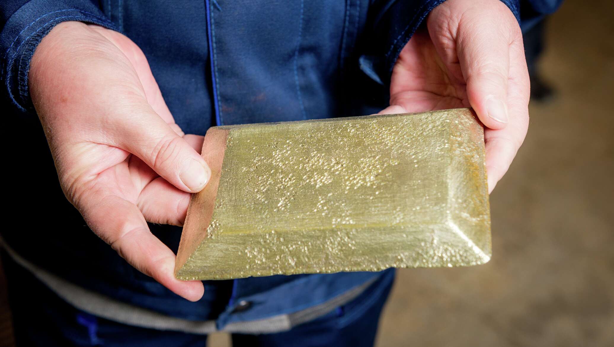 Конфеты золотой слиток. Кусок стекла. Платинум. Platinum ingot. Металлический кусок.