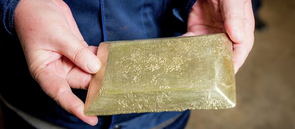 Слиток золота. Архивное фото Слиток золота. Архивное фото - Sputnik Тоҷикистон
