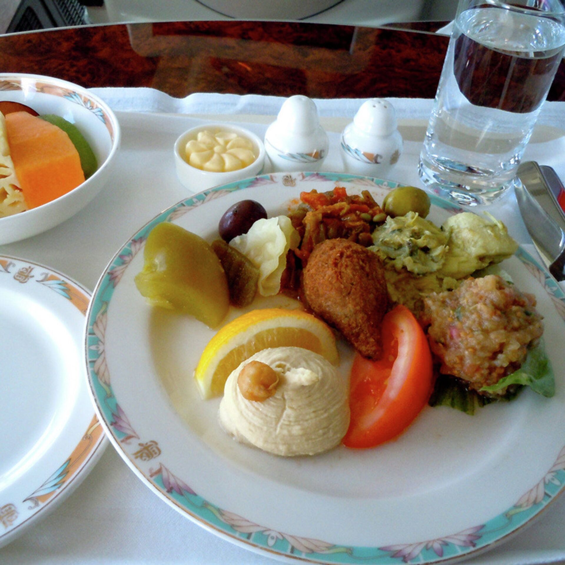 Завтрак в дубае. Обед ОАЭ. Эмираты еда отель. Обед в Дубае.