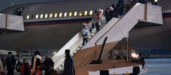 Граждане России и других стран выходят из самолета, эвакуировавшего их из Йемена, на подмосковном аэродроме Чкаловский. - Sputnik Таджикистан