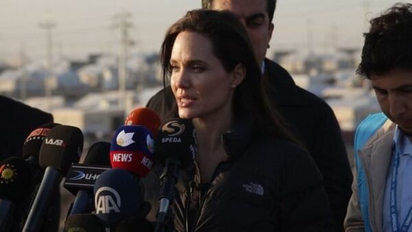 Джоли посетила лагерь беженцев в Ираке и обратилась к мировому сообществу - Sputnik Таджикистан