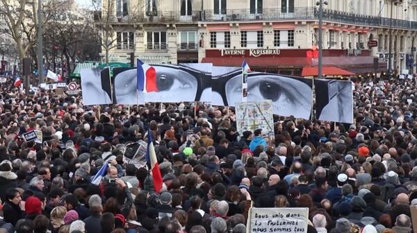 Парижане вышли на марш против терроризма с карикатурами Charlie Hebdo в руках - Sputnik Таджикистан