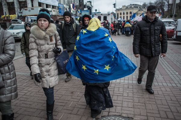 Женщина, обернувшаяся во флаг ЕС, идет по Крещатику в Киеве. Архивное фото - Sputnik Таджикистан