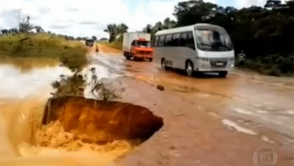 Автобус в Бразилии ушел под воду - Sputnik Тоҷикистон