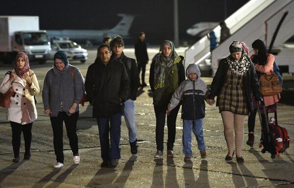Самолет с гражданами России и других стран из Йемена прибыл в Подмосковье. Архивное фото - Sputnik Таджикистан