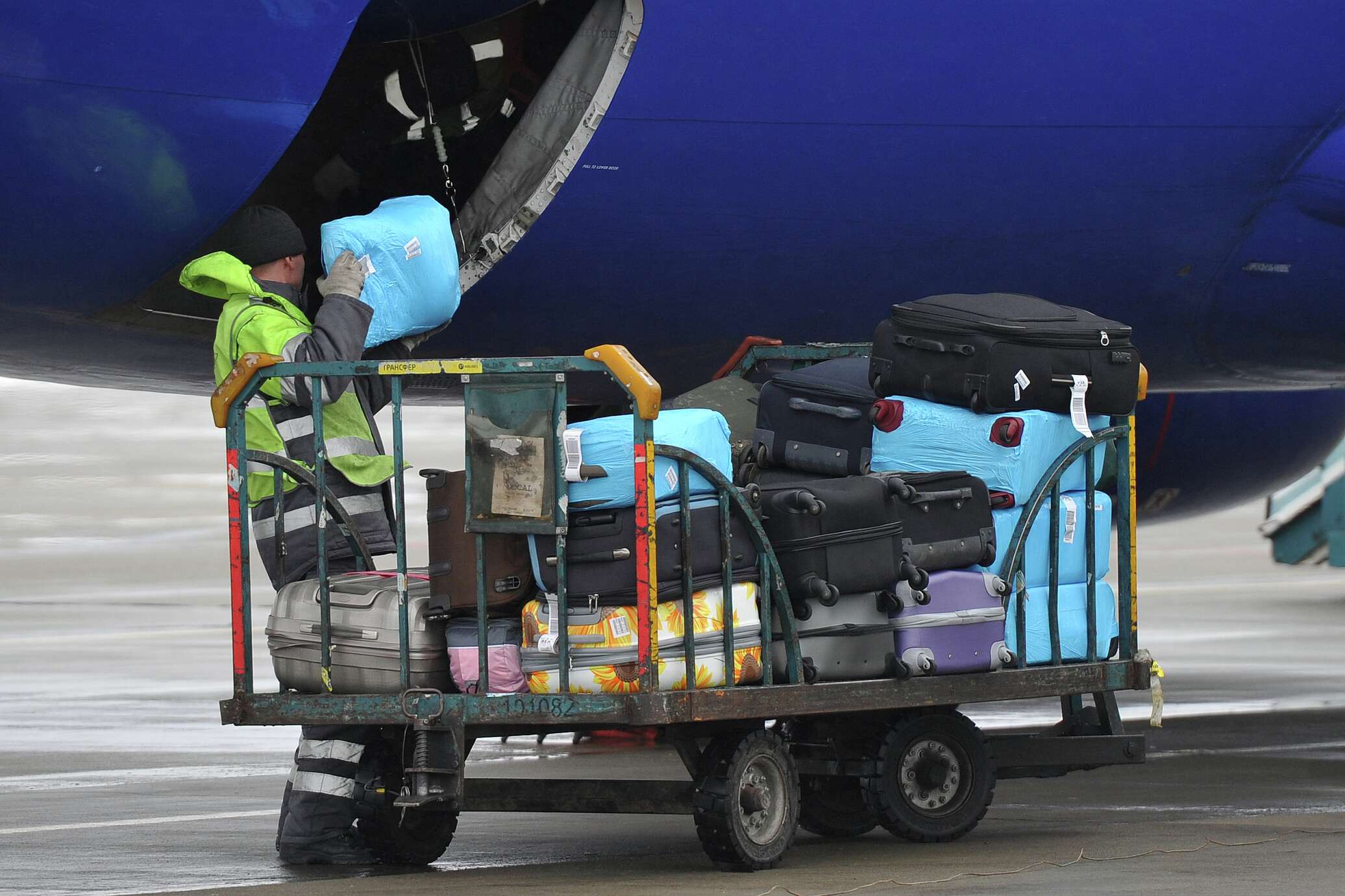 Перевозка багажа воздушным транспортом. Погрузка багажа в самолет. Багажное отделение в аэропорту. Разгрузка багажа самолета. Выгрузка багажа в аэропорту.