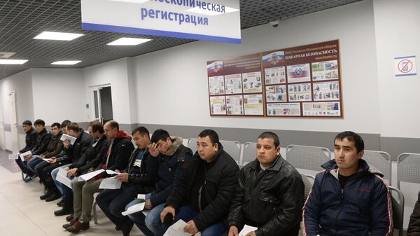 Иностранные граждане в очереди на дактилоскопическую регистрацию. Архивное фото - Sputnik Таджикистан