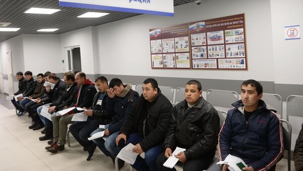 Иностранные граждане в очереди на дактилоскопическую регистрацию. Архивное фото - Sputnik Таджикистан