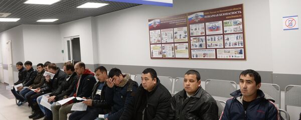 Шаҳрвандони хориҷӣ барои гирифтани патент. Акс аз бойгонӣ - Sputnik Тоҷикистон