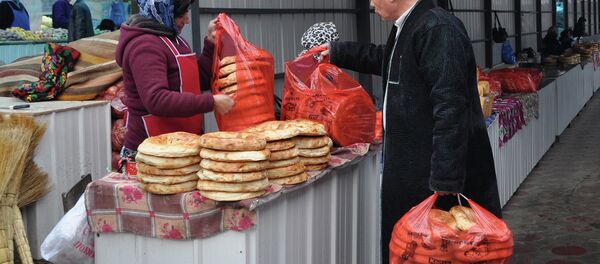 На базаре в г. Пенджикент. Архивное фото На базаре в г. Пенджикент. Архивное фото - Sputnik Тоҷикистон