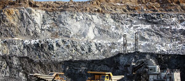 Разработка золотоносного карьера. Архивное фото - Sputnik Тоҷикистон