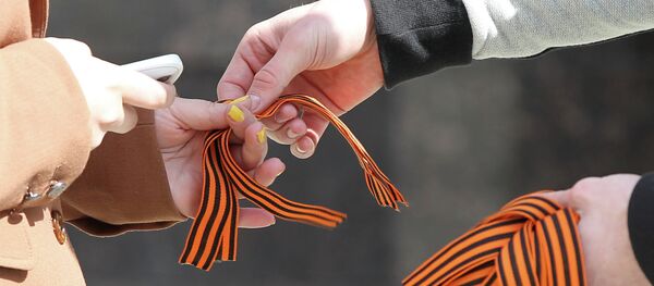 Раздача георгиевских лент, архивное фото Раздача георгиевских лент, архивное фото - Sputnik Таджикистан