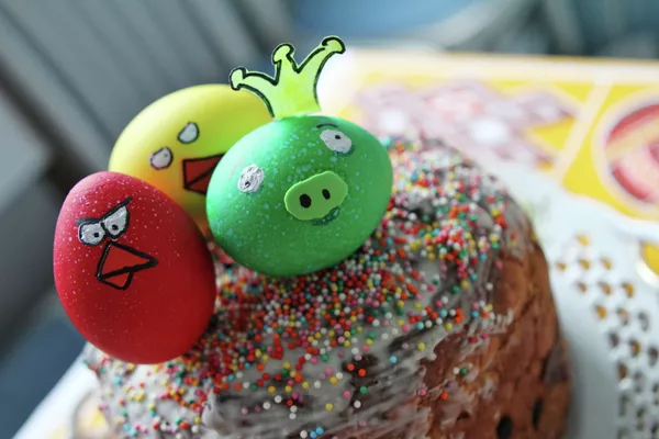 Ороиши тухмҳои пасхагӣ бо василаи бозии Angry Birds дар компутар Ороиши тухмҳои пасхагӣ бо василаи бозии Angry Birds дар компутар - Sputnik Тоҷикистон