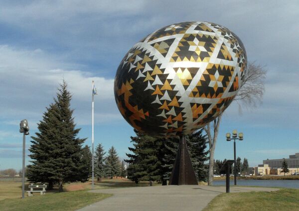 10-метровая писанка в Канаде - Sputnik Таджикистан