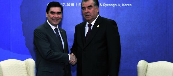 Дидори раиси ҷумҳури Тоҷикистон Эмомалӣ Раҳмон бо раиси ҷумҳури Туркманистон Қурбонгулӣ Бердимуҳаммадов Дидори раиси ҷумҳури Тоҷикистон Эмомалӣ Раҳмон бо раиси ҷумҳури Туркманистон Қурбонгулӣ Бердимуҳаммадов - Sputnik Тоҷикистон