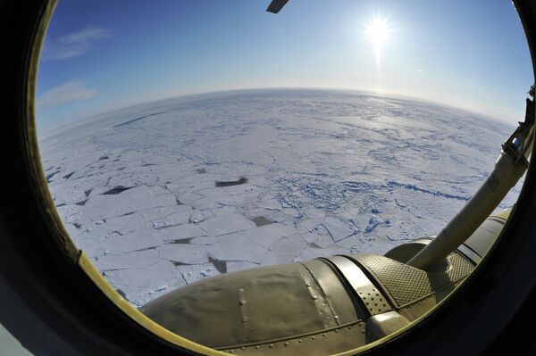 Вид из вертолета Ми-8 на Северный Ледовитый океан. Архивное фото - Sputnik Таджикистан