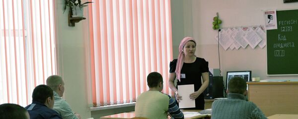 Омӯзгори мактаби миёна аснои дарс. Акс аз бойгонӣ - Sputnik Тоҷикистон