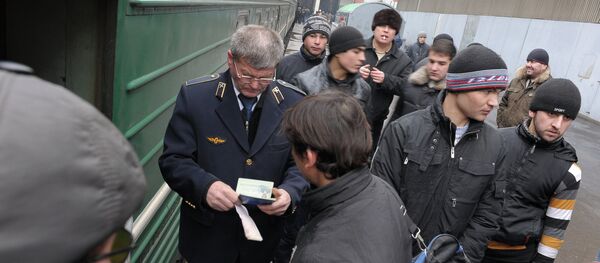 Проверка документов у мигрантов. Архивное фото Проверка документов у мигрантов. Архивное фото - Sputnik Тоҷикистон