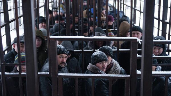 Очередь мигрантов у отделения УФМС по Москве. Архивное фото - Sputnik Таджикистан