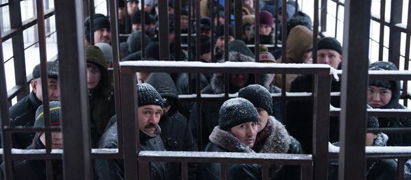 Очередь мигрантов у отделения УФМС по Москве. Архивное фото Очередь мигрантов у отделения УФМС по Москве. Архивное фото - Sputnik Таджикистан