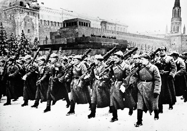 Парад на Красной площади в Москве 7 ноября 1941 года. Архивное фото. - Sputnik Таджикистан