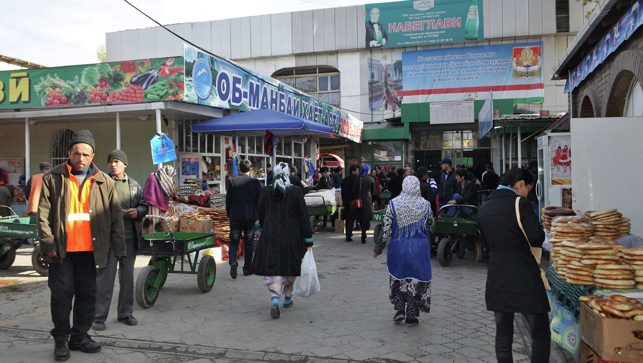Душанбе шохмансур. Рынок Мехргон в Душанбе. Рынок Баракат в Душанбе. Рынок Баракат в Худжанде. Душанбе зеленый базар.
