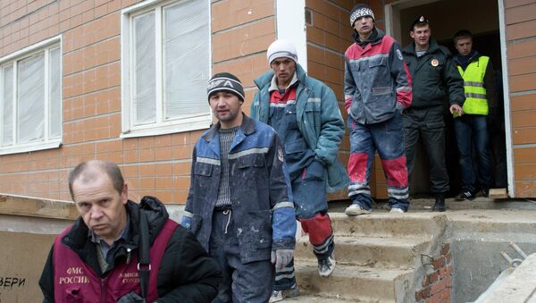 Рейд сотрудников ФМС по выявлению нелегальных мигрантов в Москве. Архивное фото - Sputnik Таджикистан